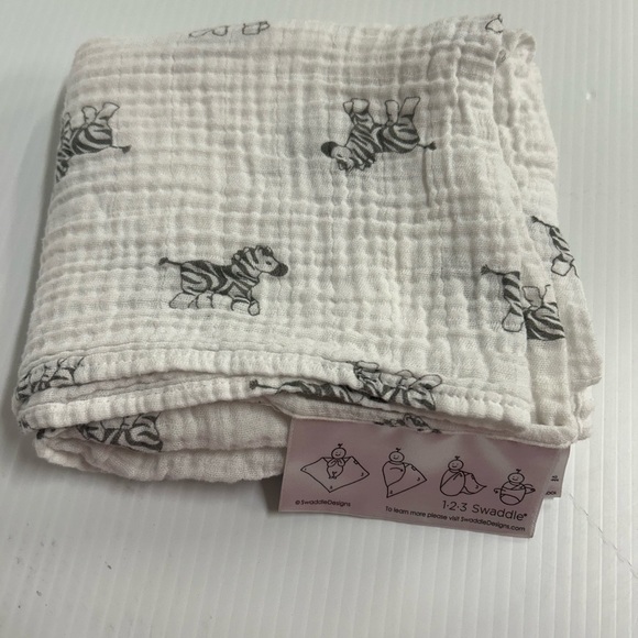 Amazing Baby Zebra Muslin Swaddle Receiving Blanket Lovey Cotton White & Black - Picture 1 of 4